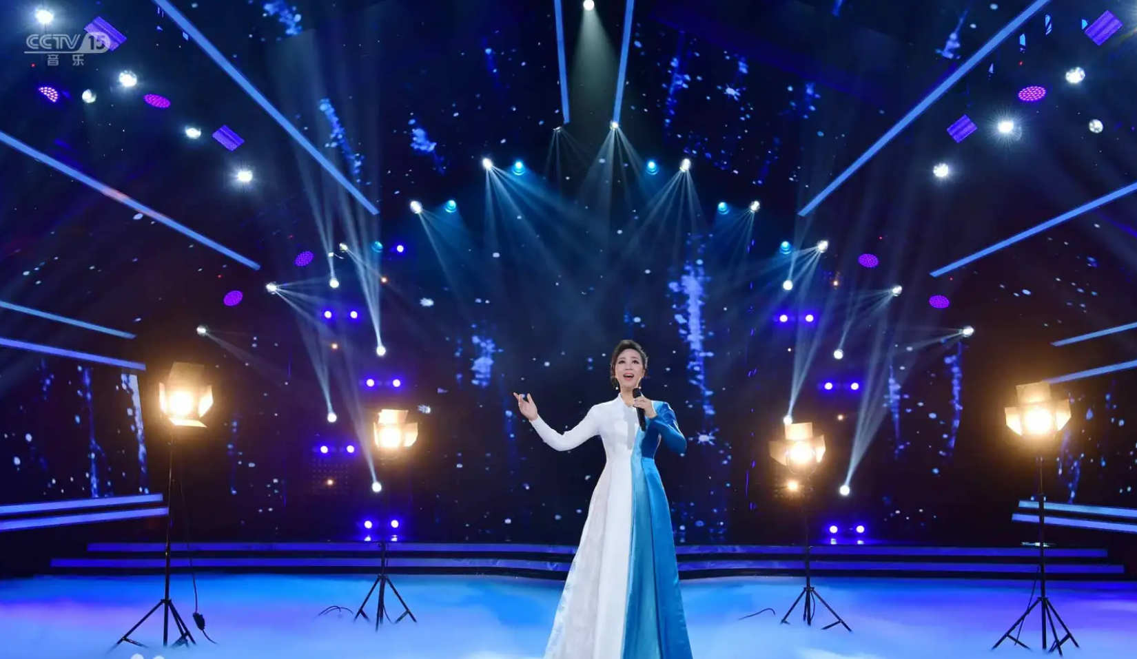 参加中央电视台CCTV-15音乐频道《民歌中国》栏目录制